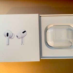Apple Airpods Pro - wireless/wire charging gate
